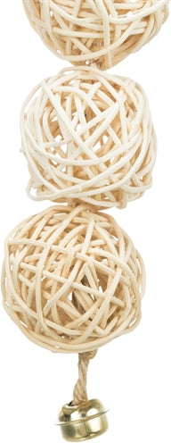Trixie 3 Rotan Ballen Met Bel Aan Touw Naturel vogelspeelgoed 24 cm