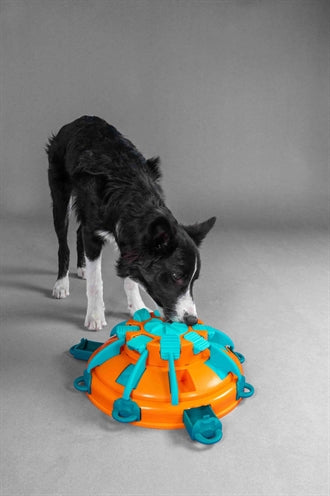 Nina Ottosson Tower of Treats Oranje / Blauw hondenspeelgoed 36x36x11 cm